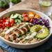 Bowl de quinoa, poulet grillé, légumes croquants et sauce yaourt-citron