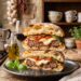 Burger alla Napoletana coupé en deux, mozzarella fondante et sugo de tomates San Marzano