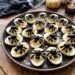 Œufs mimosa en forme d'araignées, apéritif Halloween
