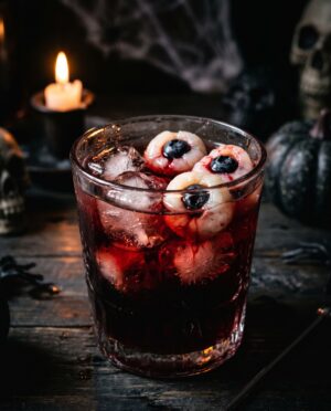 Cocktail Halloween avec des yeux en litchi et myrtille