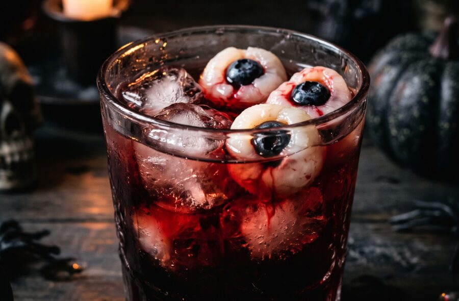 Cocktail Halloween avec des yeux en litchi et myrtille